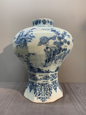 A very large Dutch Delft blue and white chinoiserie baluster vase, second half 17th C. — photo 5