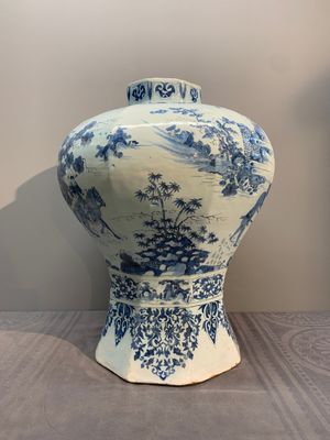 A very large Dutch Delft blue and white chinoiserie baluster vase, second half 17th C. — photo 7