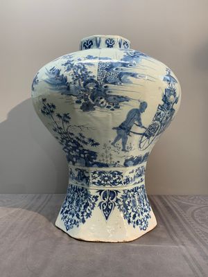 A very large Dutch Delft blue and white chinoiserie baluster vase, second half 17th C. — photo 8