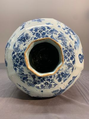 A very large Dutch Delft blue and white chinoiserie baluster vase, second half 17th C. — photo 9
