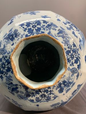A very large Dutch Delft blue and white chinoiserie baluster vase, second half 17th C. — photo 10