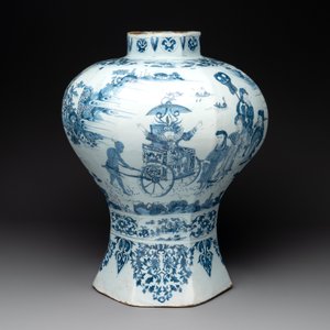 A very large Dutch Delft blue and white chinoiserie baluster vase, second half 17th C. — photo 2