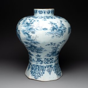 A very large Dutch Delft blue and white chinoiserie baluster vase, second half 17th C. — photo 3
