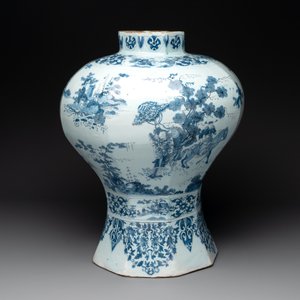 A very large Dutch Delft blue and white chinoiserie baluster vase, second half 17th C. — photo 4