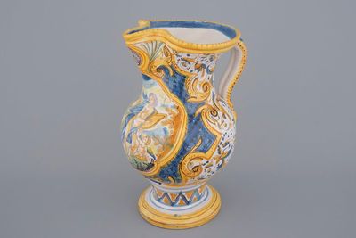Une aiguière de grande taille en majolique de Pesaro, 18/19ème