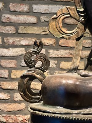 A very large Nepalese bronze sculpture of Manjusri, 19/20th C. — photo 11