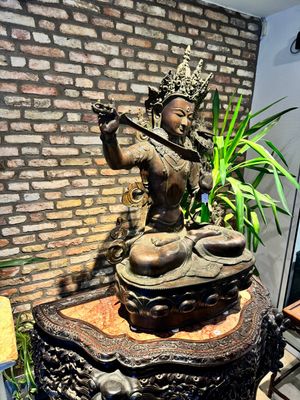 A very large Nepalese bronze sculpture of Manjusri, 19/20th C. — photo 2
