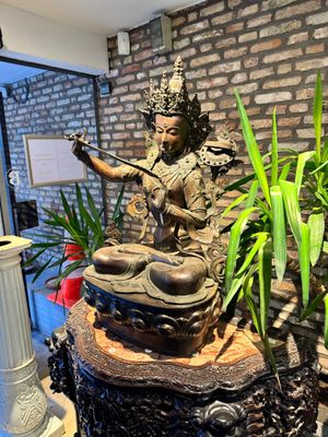 A very large Nepalese bronze sculpture of Manjusri, 19/20th C. — photo 3