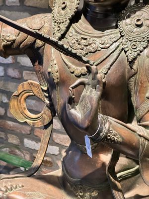 A very large Nepalese bronze sculpture of Manjusri, 19/20th C. — photo 6