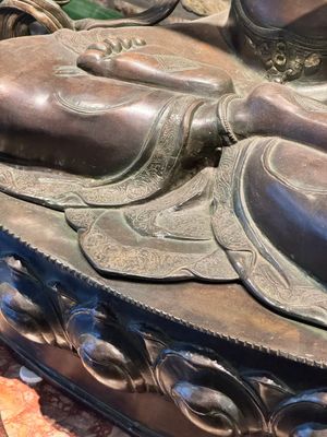 A very large Nepalese bronze sculpture of Manjusri, 19/20th C. — photo 9