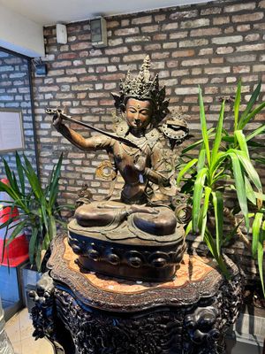 A very large Nepalese bronze sculpture of Manjusri, 19/20th C. — photo 1