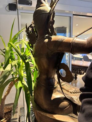 A very large Nepalese bronze sculpture of Manjusri, 19/20th C. — photo 15