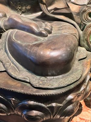 A very large Nepalese bronze sculpture of Manjusri, 19/20th C. — photo 8