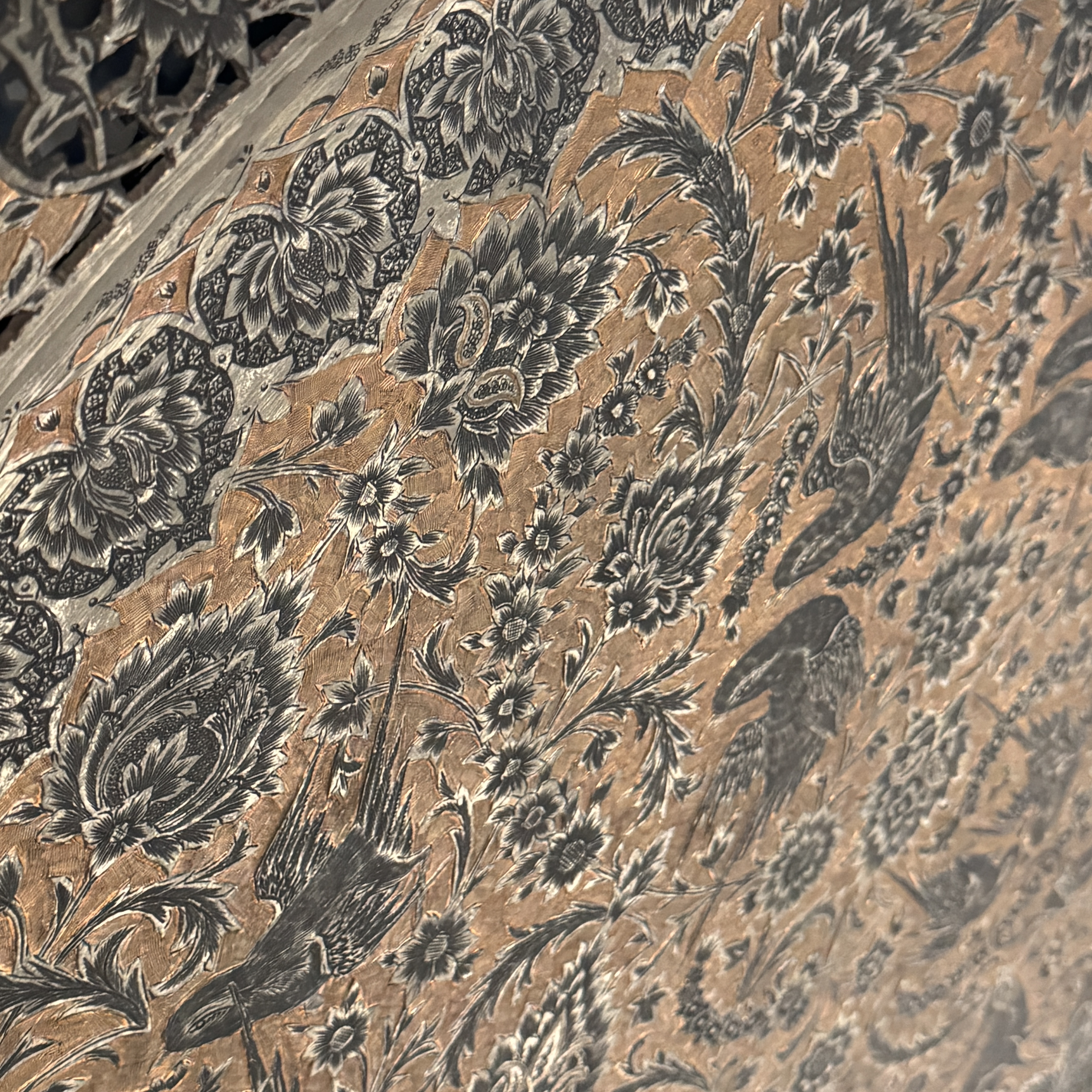 A very large Persian engraved tinned-copper tray with birds among flowers — photo 10