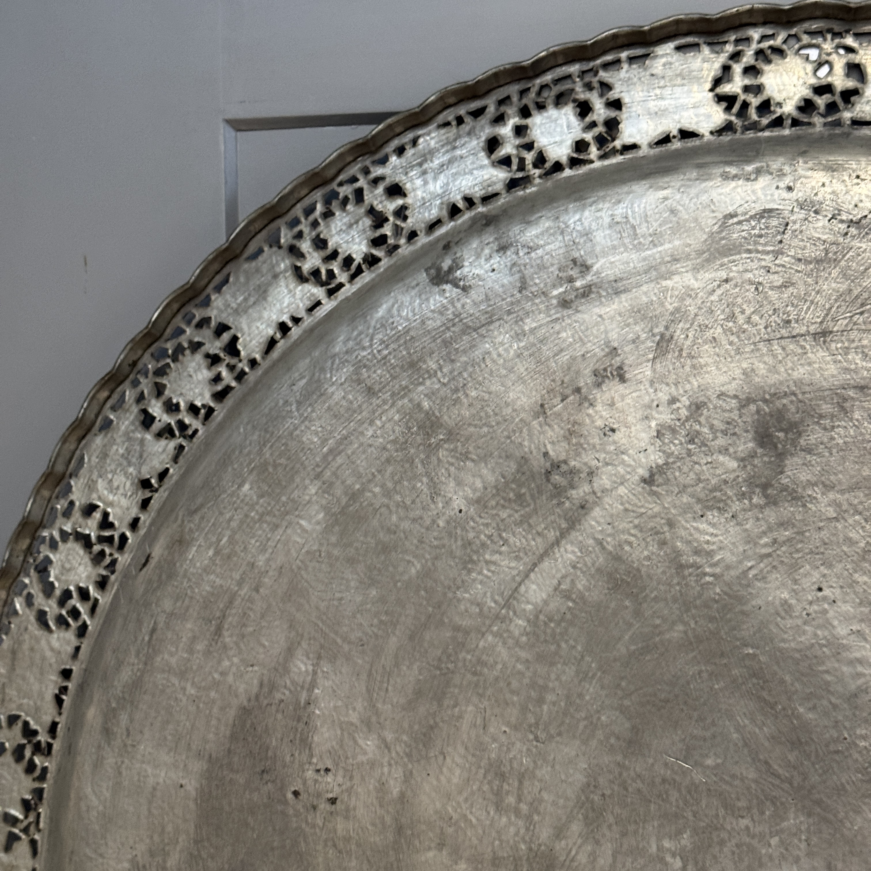 A very large Persian engraved tinned-copper tray with birds among flowers — photo 15