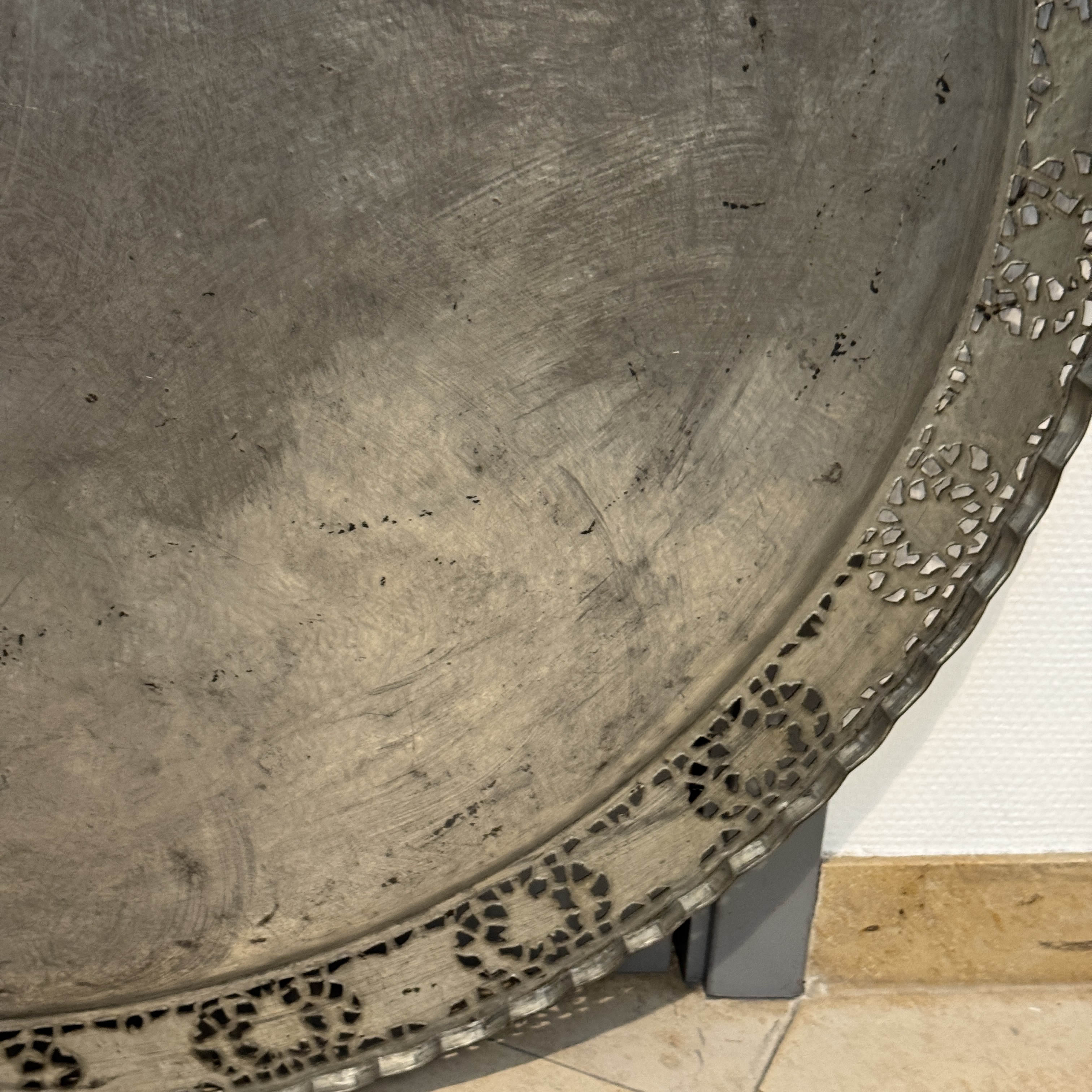 A very large Persian engraved tinned-copper tray with birds among flowers — photo 18
