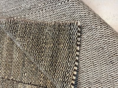 A very large Persian hand-knotted woollen carpet with a geometric patchwork design, 20th C. — photo 13