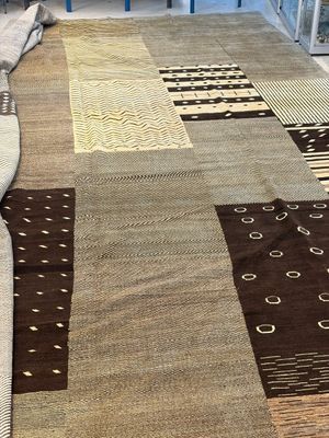 A very large Persian hand-knotted woollen carpet with a geometric patchwork design, 20th C. — photo 16
