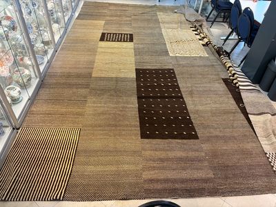 A very large Persian hand-knotted woollen carpet with a geometric patchwork design, 20th C. — photo 2