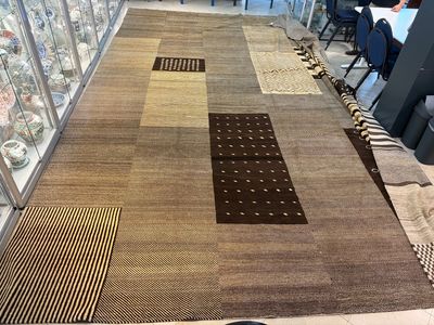A very large Persian hand-knotted woollen carpet with a geometric patchwork design, 20th C. — photo 3