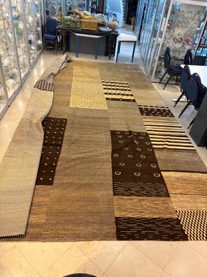 A very large Persian hand-knotted woollen carpet with a geometric patchwork design, 20th C. — photo 5