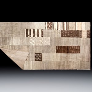A very large Persian hand-knotted woollen carpet with a geometric patchwork design, 20th C. — photo 2