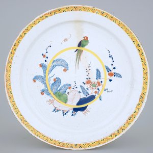 A very large polychrome Dutch Delft dish with a parrot, 18th C. — 照片 1