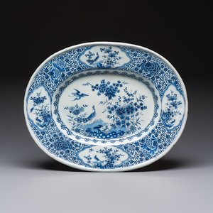 A very rare and massive blue and white Dutch Delft dish with peacocks in a garden, late 17th C. — foto 1