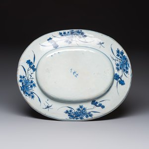 A very rare and massive blue and white Dutch Delft dish with peacocks in a garden, late 17th C. — foto 2