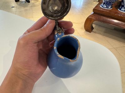 A very rare blue-glazed Dutch Delft jug with a mounted silver cover, 18th C. — foto 1
