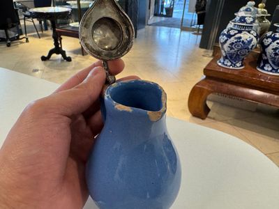 A very rare blue-glazed Dutch Delft jug with a mounted silver cover, 18th C. — foto 2