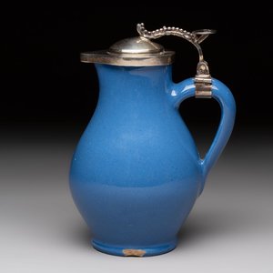A very rare blue-glazed Dutch Delft jug with a mounted silver cover, 18th C. — foto 1