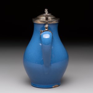A very rare blue-glazed Dutch Delft jug with a mounted silver cover, 18th C. — foto 2