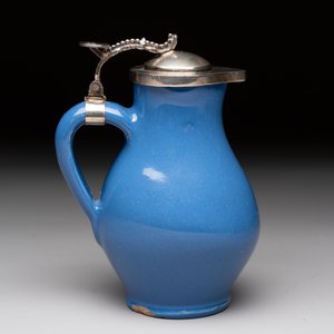 A very rare blue-glazed Dutch Delft jug with a mounted silver cover, 18th C. — foto 3
