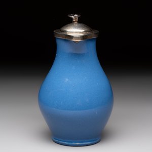 A very rare blue-glazed Dutch Delft jug with a mounted silver cover, 18th C. — foto 4