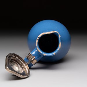 A very rare blue-glazed Dutch Delft jug with a mounted silver cover, 18th C. — foto 6