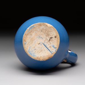 A very rare blue-glazed Dutch Delft jug with a mounted silver cover, 18th C. — foto 7