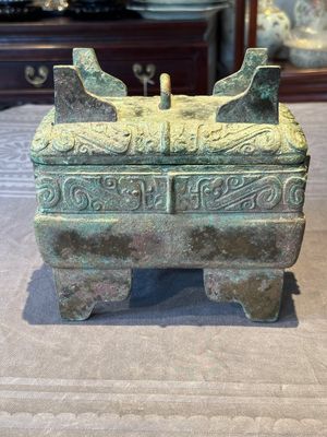 A very rare bronze food vessel and cover, 'fang xu 方盨', middle Western Zhou — foto 1