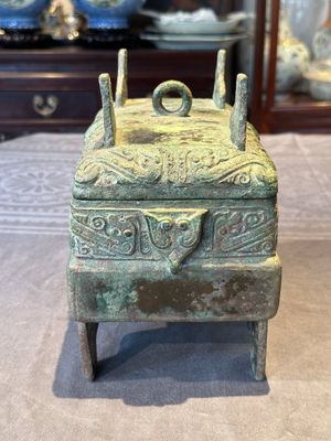 A very rare bronze food vessel and cover, 'fang xu 方盨', middle Western Zhou — foto 2