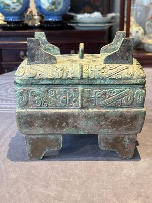 A very rare bronze food vessel and cover, 'fang xu 方盨', middle Western Zhou — foto 3