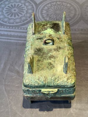 A very rare bronze food vessel and cover, 'fang xu 方盨', middle Western Zhou — foto 5