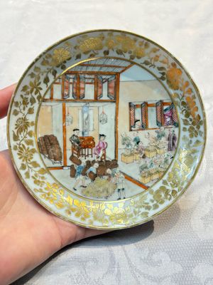A very rare Chinese famille rose gilt-decorated 'Tea Packing' saucer, Qianlong, ca. 1745 — foto 1