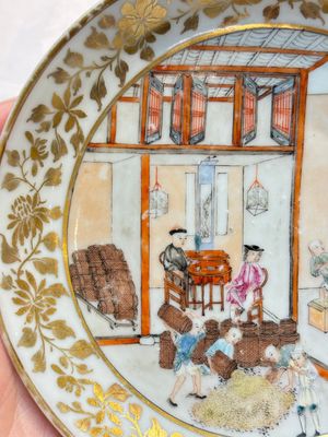 A very rare Chinese famille rose gilt-decorated 'Tea Packing' saucer, Qianlong, ca. 1745 — foto 2