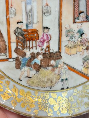 A very rare Chinese famille rose gilt-decorated 'Tea Packing' saucer, Qianlong, ca. 1745 — foto 3