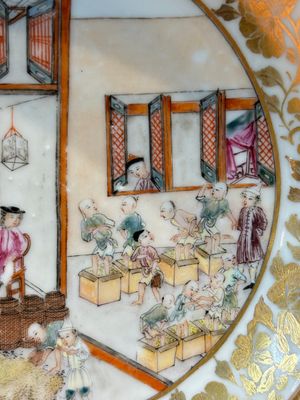 A very rare Chinese famille rose gilt-decorated 'Tea Packing' saucer, Qianlong, ca. 1745 — foto 4