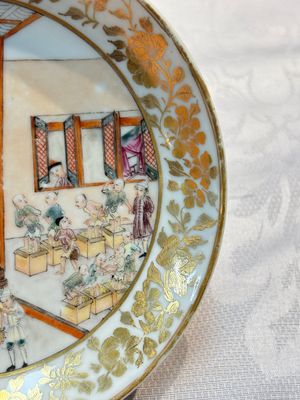 A very rare Chinese famille rose gilt-decorated 'Tea Packing' saucer, Qianlong, ca. 1745 — foto 5