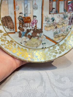 A very rare Chinese famille rose gilt-decorated 'Tea Packing' saucer, Qianlong, ca. 1745 — foto 6