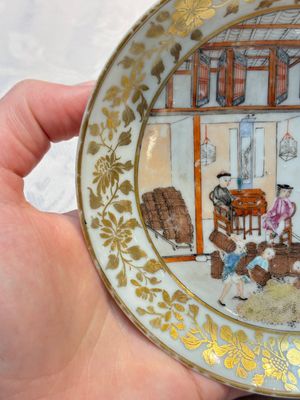 A very rare Chinese famille rose gilt-decorated 'Tea Packing' saucer, Qianlong, ca. 1745 — foto 7