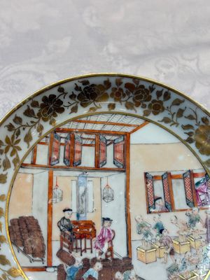 A very rare Chinese famille rose gilt-decorated 'Tea Packing' saucer, Qianlong, ca. 1745 — foto 8