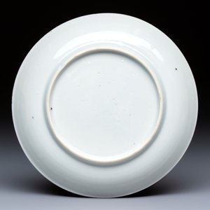 A very rare Chinese famille rose gilt-decorated 'Tea Packing' saucer, Qianlong, ca. 1745 — foto 2